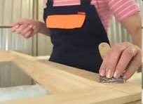 Удаляем слой краски с дверного полотна