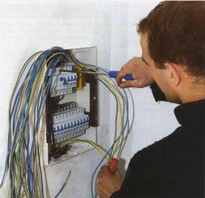 Как спрятать электрические провода в стене?