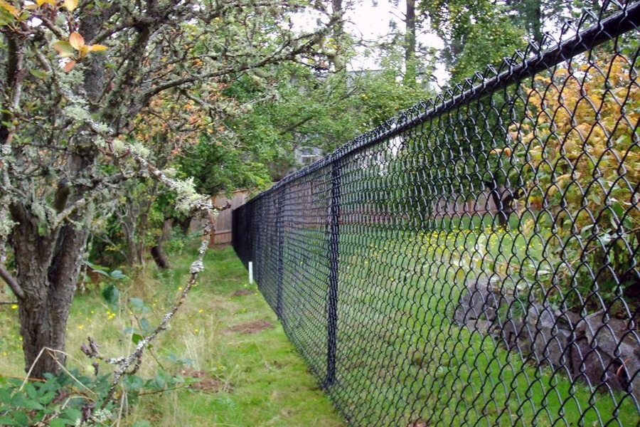 Забор из рабицы – идеальный выбор для загородного дома