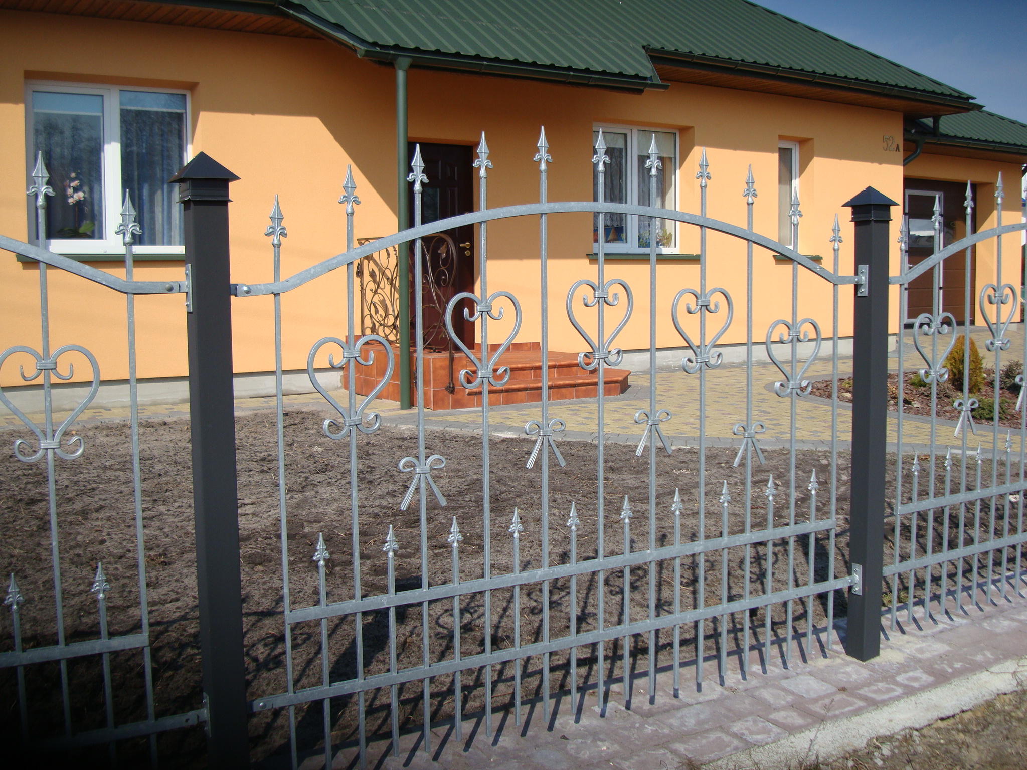 Кованый забор – безопасность и красота