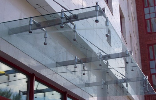 Козырьки из стекла в современной архитектуре