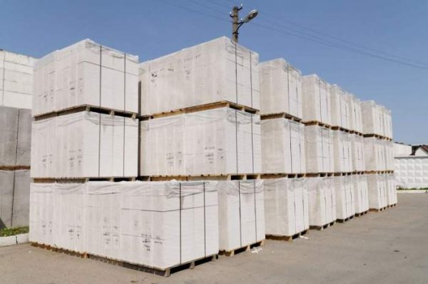 Газосиликатные пористые блоки из бетона.