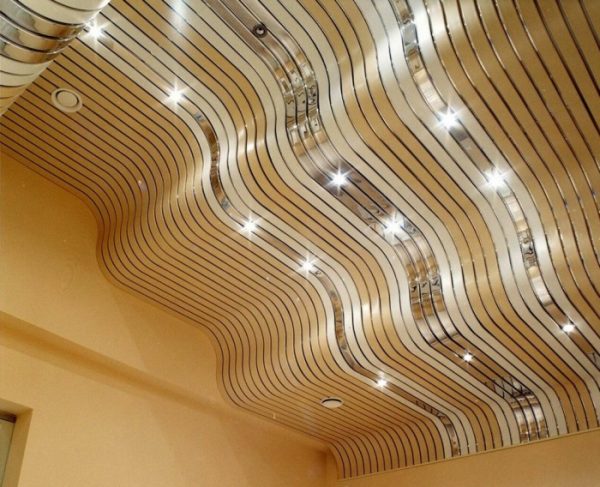 Металлический потолок: легок и удобен в монтаже